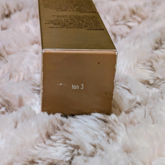 Stila Hide & Chic fluid foundation - Tan 3 - Picture 4 of 4